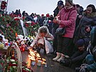 Rusové nosí na pietní místa kvtiny, plyáky a  zapalují svíky. (23. bezna...