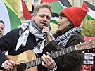 Pochod solidarity s Palestinou, toho se úastnil i zpvák Tomá Klus. (24....