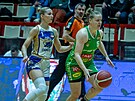 Eva Kopecká (vpravo) z KP TANY Brno v zápase play off s Chomutovem, stíhá ji...