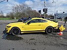 Nehoda sportovn�ho vozu mustang na ulici Akademika Bedrny v Hradci Kr�lov� (24....