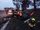 Nehoda osobn�ho auta, dod�vky a n�kladn�ho auta na silnici I/37 u St��te�e na...