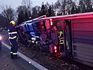 Nehoda osobn�ho auta, dod�vky a n�kladn�ho auta na silnici I/37 u St��te�e na...