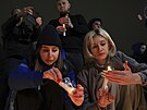 Lidé v Simferopolu na Krymu zapalují svíky pozd veer v den teroristického...