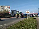 Kolona traktor vyjela dnes ráno z Chválenic smrem na Plze a k obchodnímu...