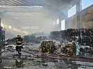 Stedoet hasii zasahovali u poru haly s tdc linkou odpadu (19. bezna...