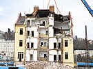 Bourání domu v Nádraní ulici, unikátní fresku s voraem se z fasády nepodailo...