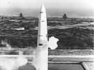 První raketa Thor na startovací ramp mysu Canaveral (leden 1957)