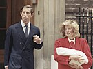 Princ Charles, princezna Diana a princ Harry p�i odchodu z porodnice (Londýn,...