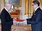 Britský král Karel III. a singapurský vysoký komisa Ng Teck Hean (Londýn, 21....