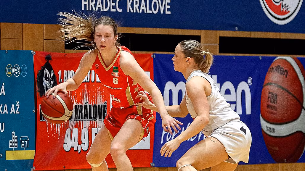 Eli�ka �ílová (vlevo) ze Slavie úto�í kolem Kate�iny Zeithammerové z Hradce...