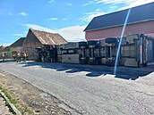 Kamion s 500 selaty se dnes převrátil na Znojemsku na bok, Äást uhynula