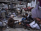 Rafáh. Palestinská rodina si v troskách svého domu chystá jídlo. (18. bezna...