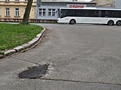 Test silniá: oprava ponieného asfaltu v Olomouci na ulici Dobrovského.