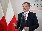 Zbigniew Ziobro, v té dob� polský ministr spravedlnosti, na tiskové konferenci...