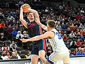 Jakub Neas (vlevo) z Duquesne stílí na ko Brigham Young University, brání ho...