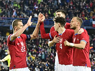 etí fotbalisté se radují z gólu proti Arménii.