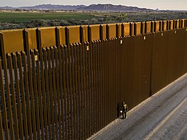 Agent americké pohraniní stráe hledá stopy imigrant pi prohlídce plotu na...