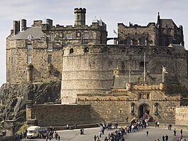 Hrad v Edinburghu je podle kritických recenzí návtvník spíe ne o jedné...