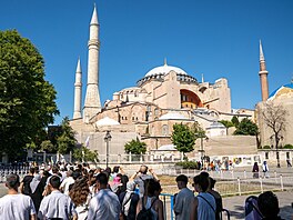 Nejdelí fronty se v Istanbulu stojí jen o kousek vedle, u Hagia Sophia ...