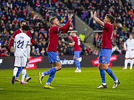 David Zima slaví gól spolen s Lukáem Provodem (vpravo).