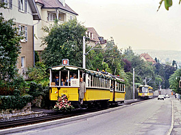 Stuttgartská mstská zubaka, vozy stoupají ze zastávky Wielandshöhe do...