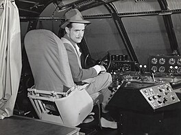 Howard Hughes na palub� letounu H-4 Hercules