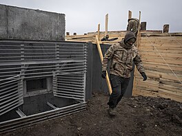 Ukrajintí dlníci budují obrannou linii v Charkovské oblasti na Ukrajin. (21....