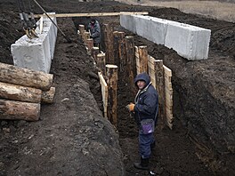 Ukrajintí dlníci budují obrannou linii v Charkovské oblasti na Ukrajin. (21....