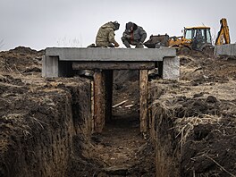 Ukrajintí dlníci budují obrannou linii v Charkovské oblasti. (21. bezna 2024)