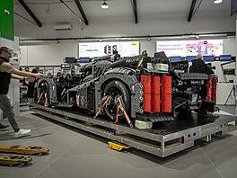 Instalace modelu LEGO Technic Peugeot 9X8 Hybrid Hypercar ze závod 24 hodin Le...