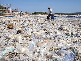 Pláe na Bali pokryté plastovým odpadem (19. bezna 2024)