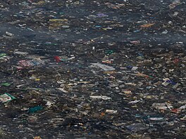 Moe u pláí na Bali vyplavilo obrovské mnoství plastového odpadu. (19. bezna...