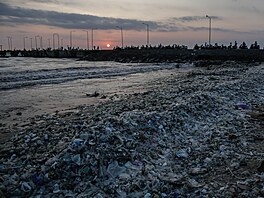 Moe u Bali vyplavilo na pláe obrovské mnoství odpadk. (19. bezna 2024)
