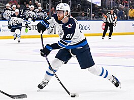 Kyle Connor z Winnipegu se pokou�í vst�elit gól do sít� New York Islanders.