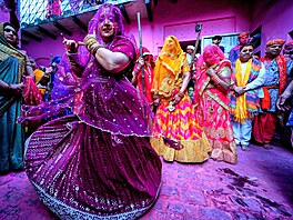 Oslava hinduistického svátku barev, zvaného Hólí. (25. bezna 2024)