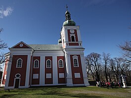 Na padesát poutník� s mohutným d�ev�ným k�í�em se vydalo od krnovského kostela...