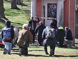 Na padesát poutník� s mohutným d�ev�ným k�í�em se vydalo od krnovského kostela...