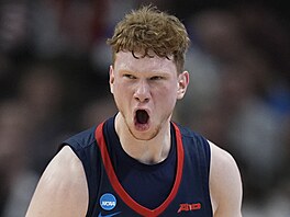 Jakub Ne�as z Duquesne se raduje v zápase s Brigham Young University.