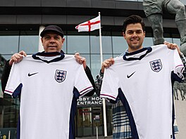 Fanouci pózují s novými anglickými dresy pro Euro 2024 ped Wembley a sochou...