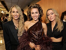 Tish Cyrusová a její dcery Miley a Brandi na cenách Grammy (Los Angeles, 4....