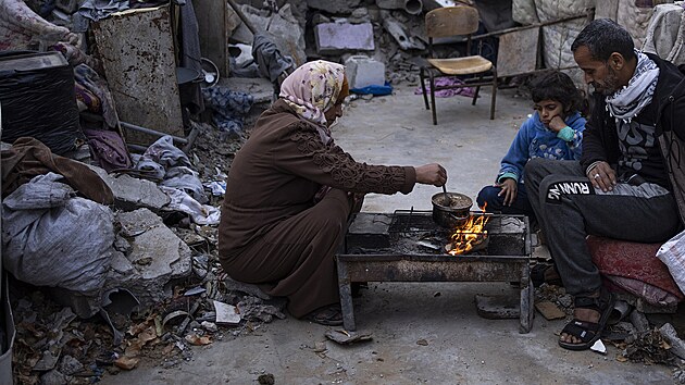 Rafáh. Palestinská rodina si v troskách svého domu chystá jídlo. (18. bezna...