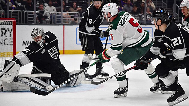 Jake Middleton z Minnesoty neusp�l. David Rittich v brance Los Angeles jeho st�elu vyrazil.