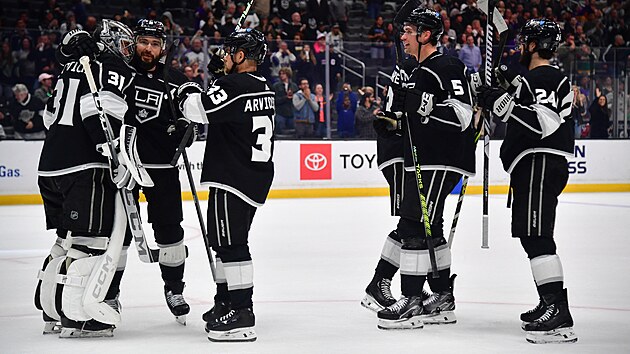 David Rittich (vlevo) p�ij�m� gratulace spoluhr��� z Los Angeles k vychytan� nule.