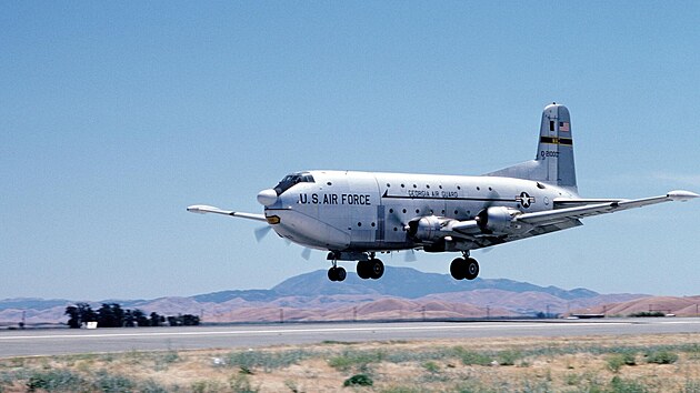 Pohled na pistvajc C-124C na AFB Travis.