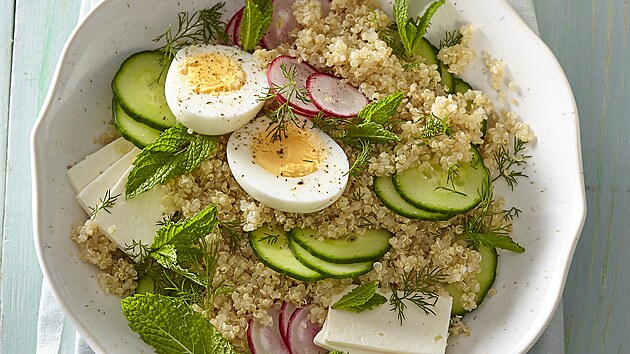 Salát s quinoou, koprem a mátou
