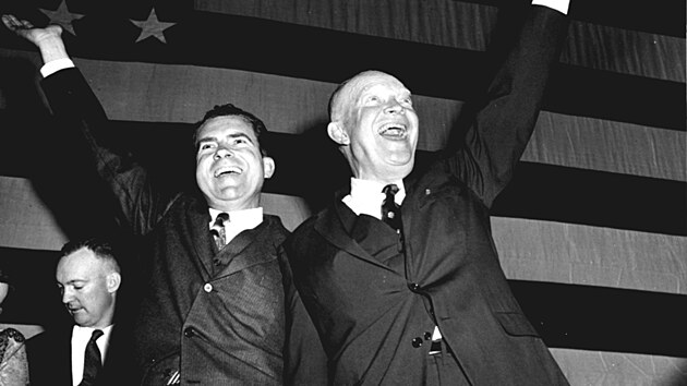 Dwight Einenhower a jeho kandidt na viceprezidenta Richard Nixon slav volebn vtzstv. (7. listopadu 1956)