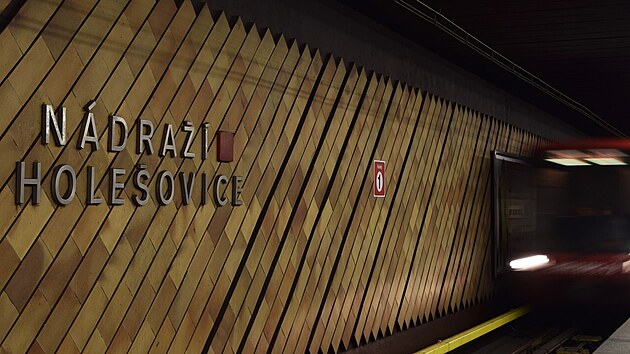 Střet člověka s vlakem metra zastavil část linky C, muž nehodu nepřežil