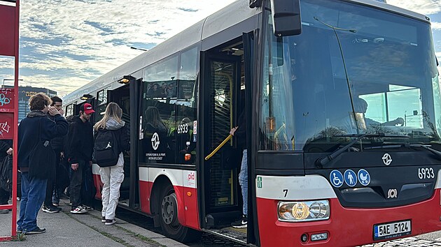 Lid kvli uzavenmu metru nastupuj u stanice metra Vltavsk do nhradnch autobus.(22. bezna 2024)