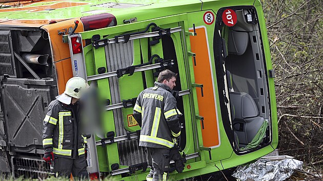 Na dlnici u Lipska havaroval dlkov autobus, zemelo nejmn pt lid. (27. bezna 2024)