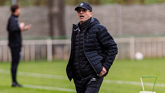 Bohumil P�n�k, tren�r Bzence, b�hem utk�n� divize E proti Str�n�. (23. b�ezna...